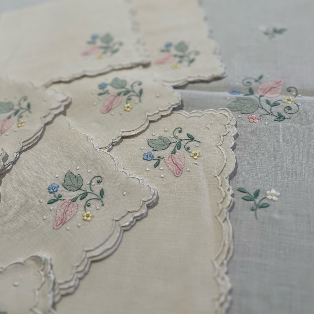 Exquisite Luxury Linen Hand Embroidered Floral Appliqué Tablecloth & 8 Napkins!